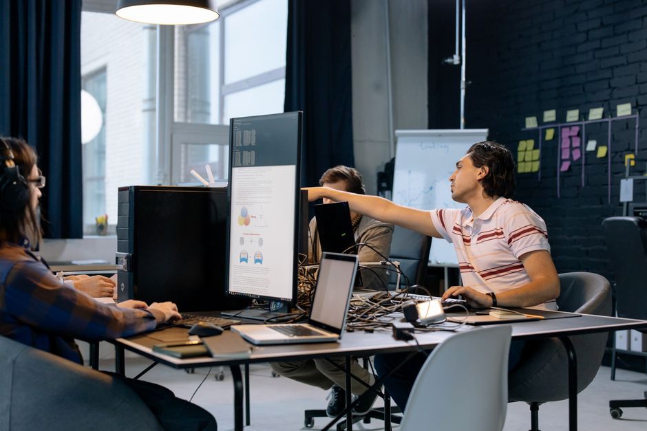 Equipo de trabajo utilizando software integrado de gestión empresarial.